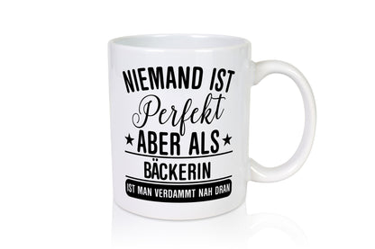 Verdammt nah dran: Bäckerin | Bäckerei Frauen Backen lustig Humor Geschenkidee