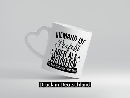 Verdammt nah dran: Maurerin lustig Humor Geschenkidee Geschenk Tasse