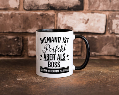 Verdammt nah dran: Boss | Führungskraft Vorgesetzter Humor Geschenkidee Tasse