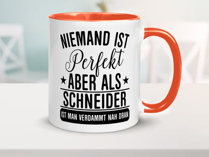 Verdammt nah dran: Schneider | Beruf Schneiderei Geschenkidee Arbeit Kollegen