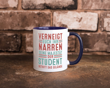 Verneigt euch: Student | Universität Uni Studium Geschenkidee Humor Tasse