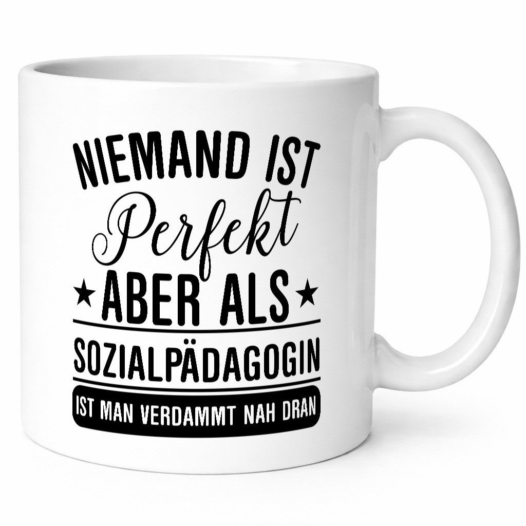 Verdammt nah dran: Sozialpädagogin | Humor Pädagogin Geschenkidee Tasse