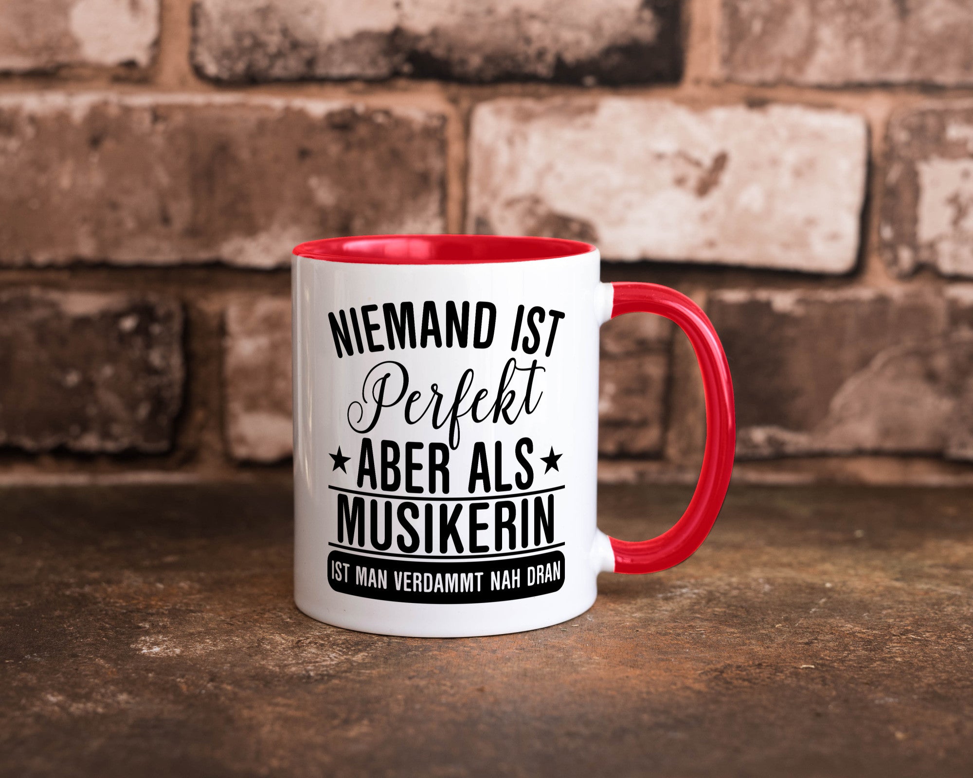 Verdammt nah dran: Musikerin | Musik Musikantin Geschenkidee Humor Tasse