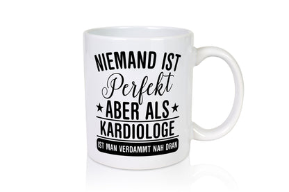 Verdammt nah dran: Kardiologe | Kardiologie Geschenkidee Humor Tasse