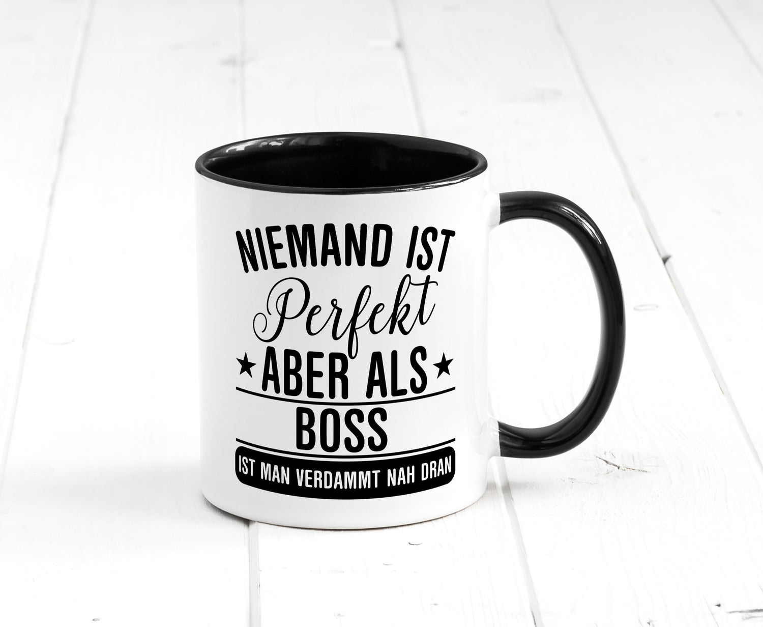 Verdammt nah dran: Boss | Führungskraft Vorgesetzter Humor Geschenkidee Tasse