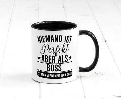 Verdammt nah dran: Boss | Führungskraft Vorgesetzter Humor Geschenkidee Tasse
