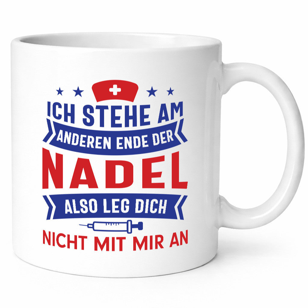 Ich stehe am anderen Ende der Nadel | Spritze Kreuz Humor Geschenkidee Tasse