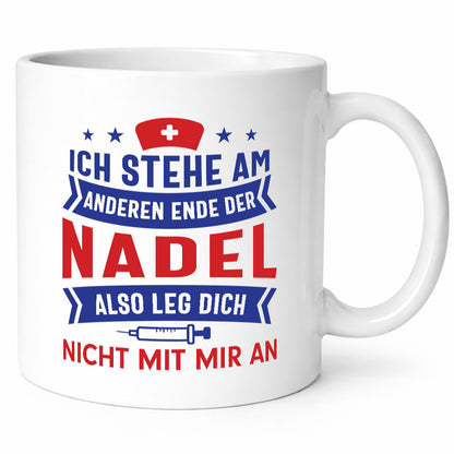Ich stehe am anderen Ende der Nadel | Spritze Kreuz Humor Geschenkidee Tasse