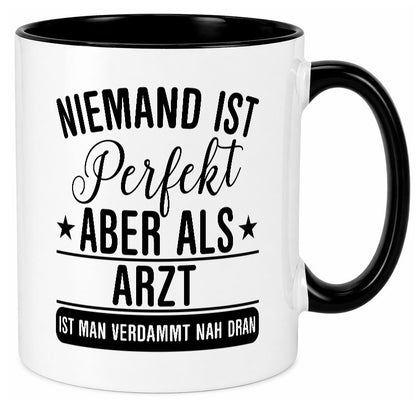 Verdammt nah dran: Arzt | Medizin Doktor Facharzt lustiger Spruch Geschenk Tasse