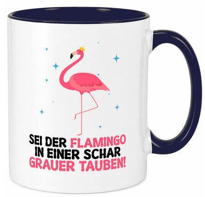 Flamingo in einer Schar Grauer Tauben | lustig Humor Geschenkidee Geschenk Tasse