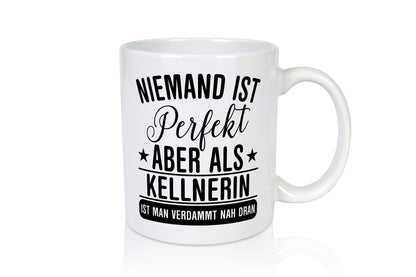 Verdammt nah dran: Kellnerin | Beruf kellnern Bedienung Geschenkidee Arbeit