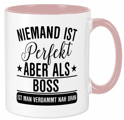 Verdammt nah dran: Boss | Führungskraft Vorgesetzter Humor Geschenkidee Tasse