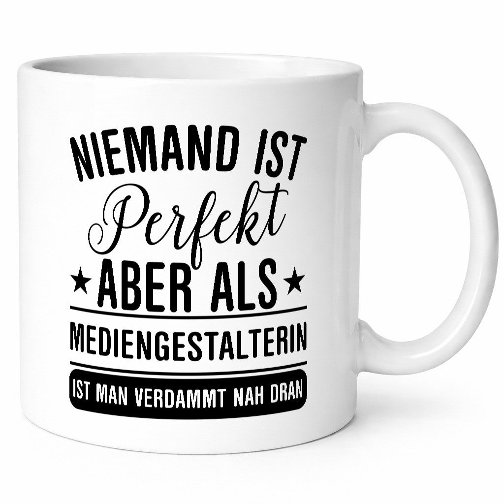Verdammt nah dran: Mediengestalterin | Medien Geschenkidee Humor Tasse