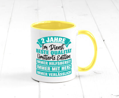2 Jahre im Dienst | Jubiläum Arbeit v2 Geschenk Kollegen Büro lustiger Spruch Tasse
