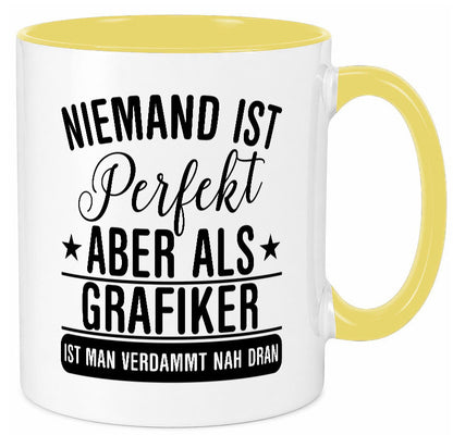 Verdammt nah dran: Grafiker | Grafik Design Humor Geschenkidee Tasse
