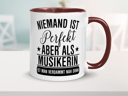 Verdammt nah dran: Musikerin | Musik Musikantin Geschenkidee Humor Tasse