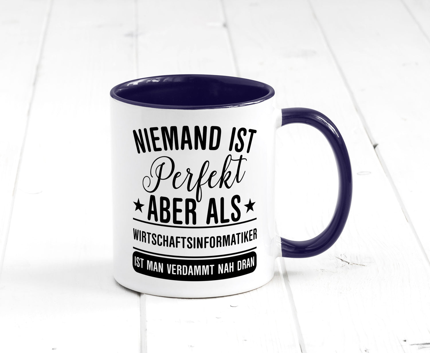 Verdammt nah dran: Wirtschaftsinformatiker | Informatik Humor Geschenkidee Tasse