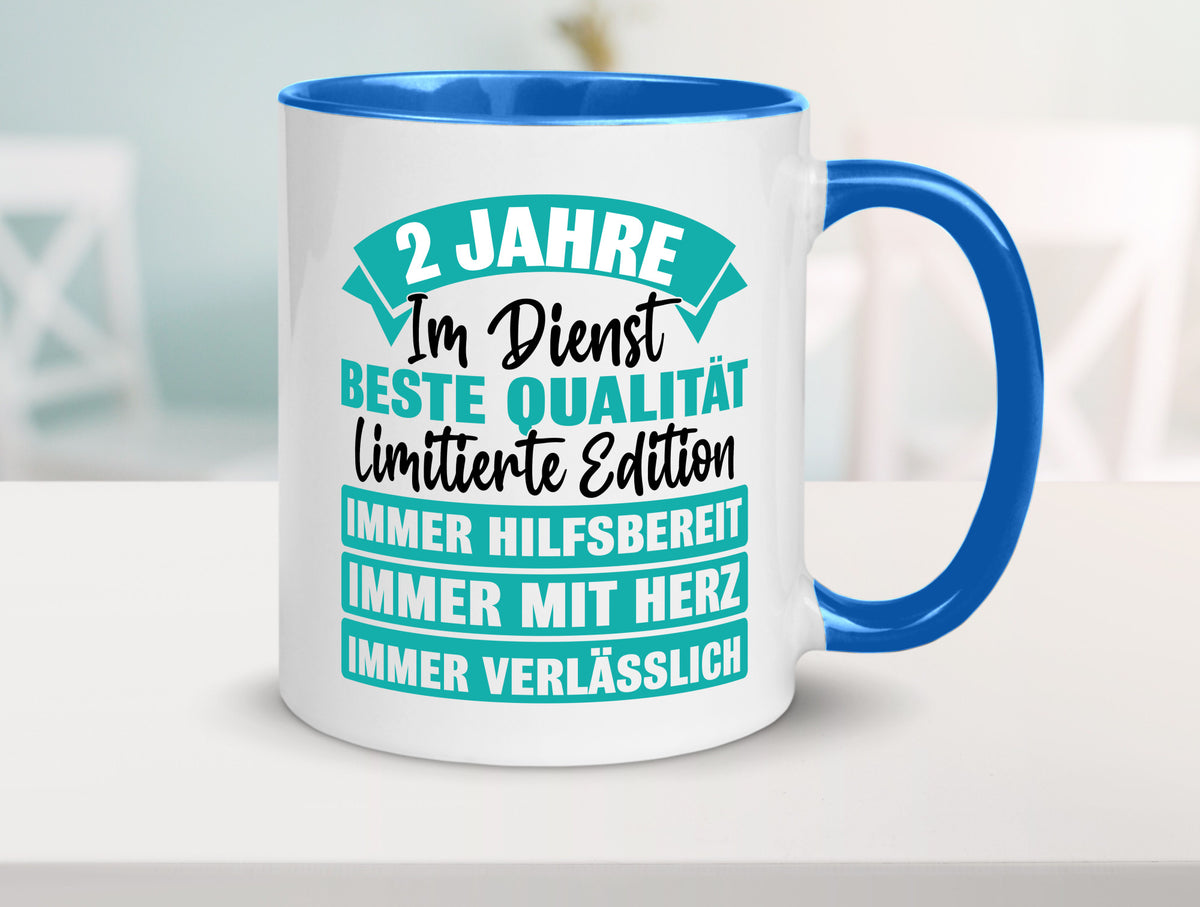 2 Jahre im Dienst | Jubiläum Arbeit v2 Geschenk Kollegen Büro lustiger Spruch Tasse