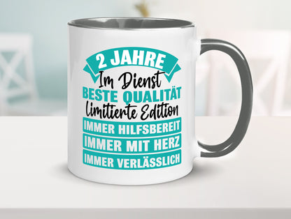 2 Jahre im Dienst | Jubiläum Arbeit v2 Geschenk Kollegen Büro lustiger Spruch Tasse