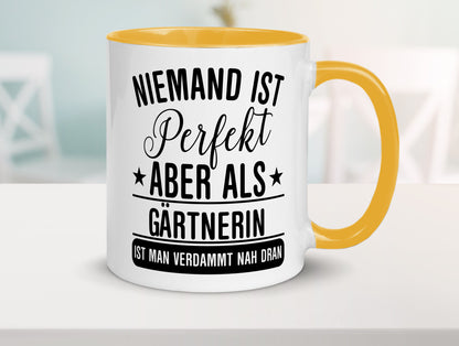 Verdammt nah dran: Gärtnerin | Gartenbau lustig Humor Geschenkidee Geschenk