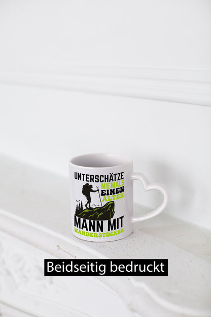 Unterschätze niemals einen alten Mann mit Wanderstöcken Humor Geschenkidee Tasse