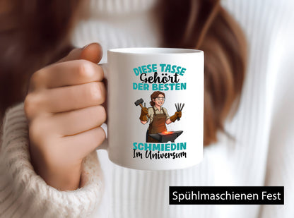 Im Universum: Schmiedin | Schmied Beruf Schmiederei lustig Arbeit Kollegen Büro