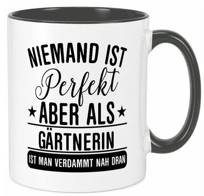 Verdammt nah dran: Gärtnerin | Gartenbau lustig Humor Geschenkidee Geschenk