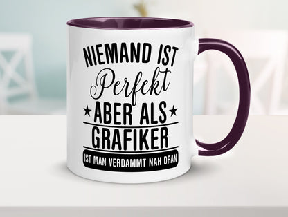 Verdammt nah dran: Grafiker | Grafik Design Humor Geschenkidee Tasse