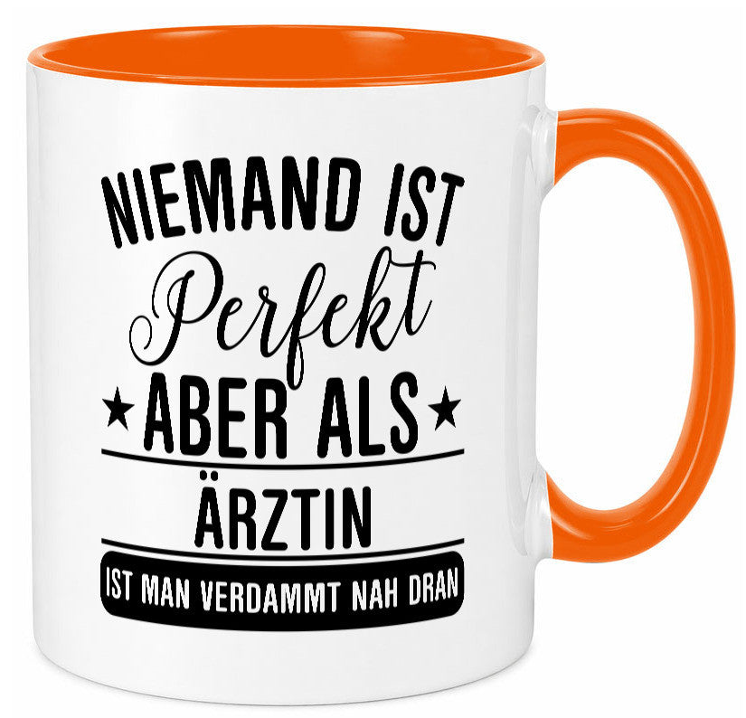 Verdammt nah dran: Ã„rztin | Medizin Doktorin Fachärztin Geschenkidee Humor Tasse
