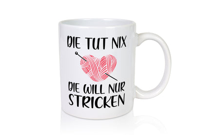 Die tut nix will nur Stricken | Frau lustig Humor Geschenkidee Geschenk Tasse
