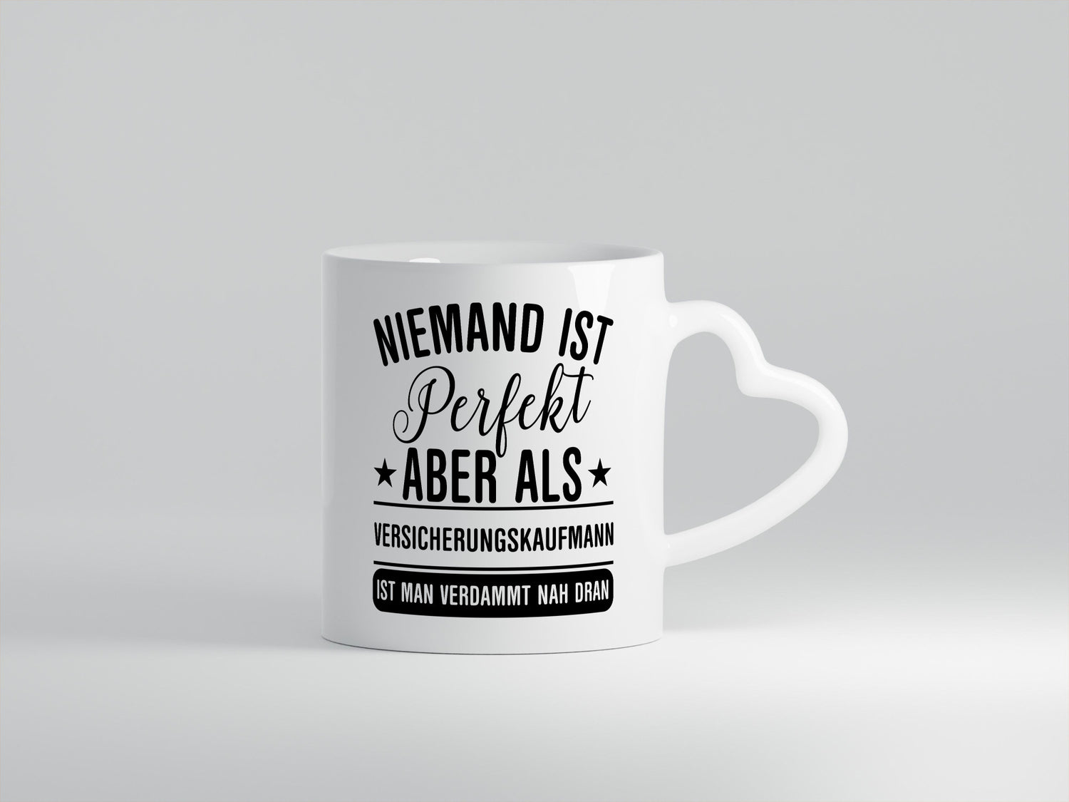 Verdammt nah dran: Versicherungskaufmann | Kaufmann Geschenkidee Humor Tasse