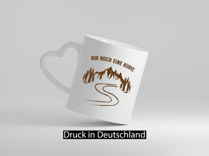 Nur noch eine Kurve | Weg Berge Bäume Geschenkidee Humor Tasse