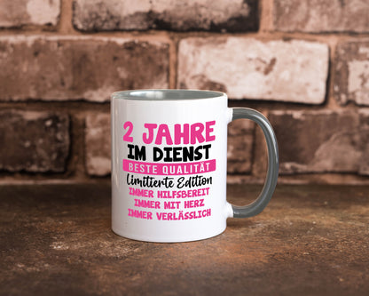 2 Jahre im Dienst | Jubiläum Arbeit v10 lustig Kollegen Büro Geschenk Tasse