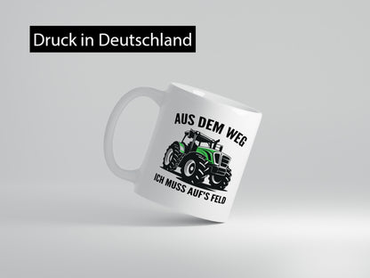 Aus dem weg ich muss aufs Feld | Traktor Bauer v2 Humor Geschenkidee Tasse