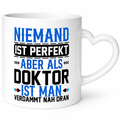 Niemand ist Perfekt | Doktor Verdammt nah dran lustiger Spruch Geschenk Humor