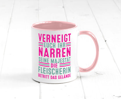 Verneigt euch: Fleischerin | Schlachterei v2 Geschenkidee Humor Tasse