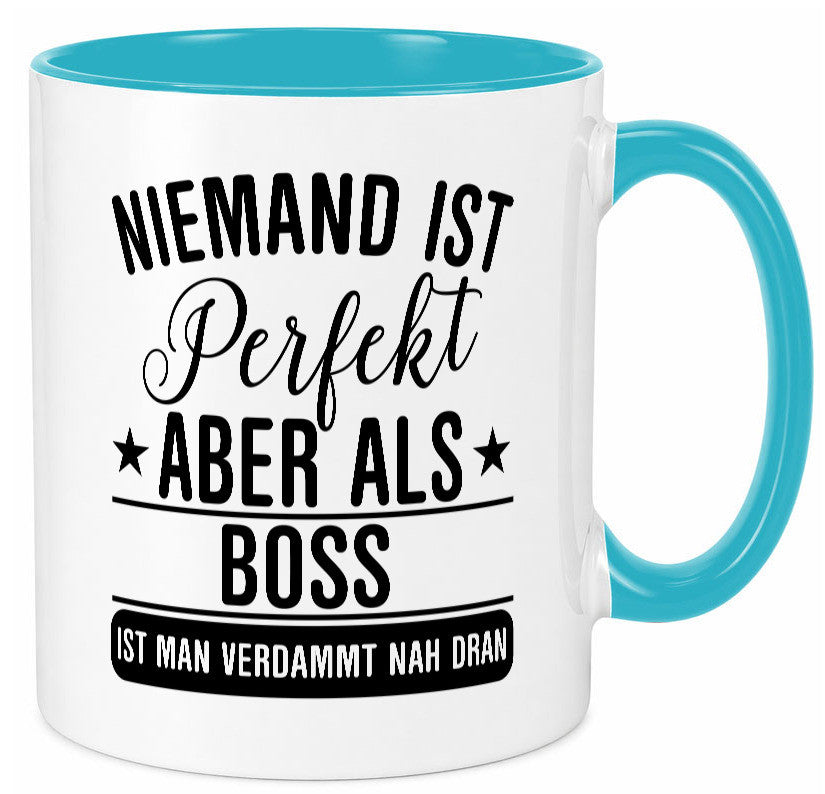 Verdammt nah dran: Boss | Führungskraft Vorgesetzter Humor Geschenkidee Tasse