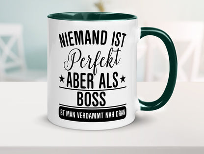 Verdammt nah dran: Boss | Führungskraft Vorgesetzter Humor Geschenkidee Tasse