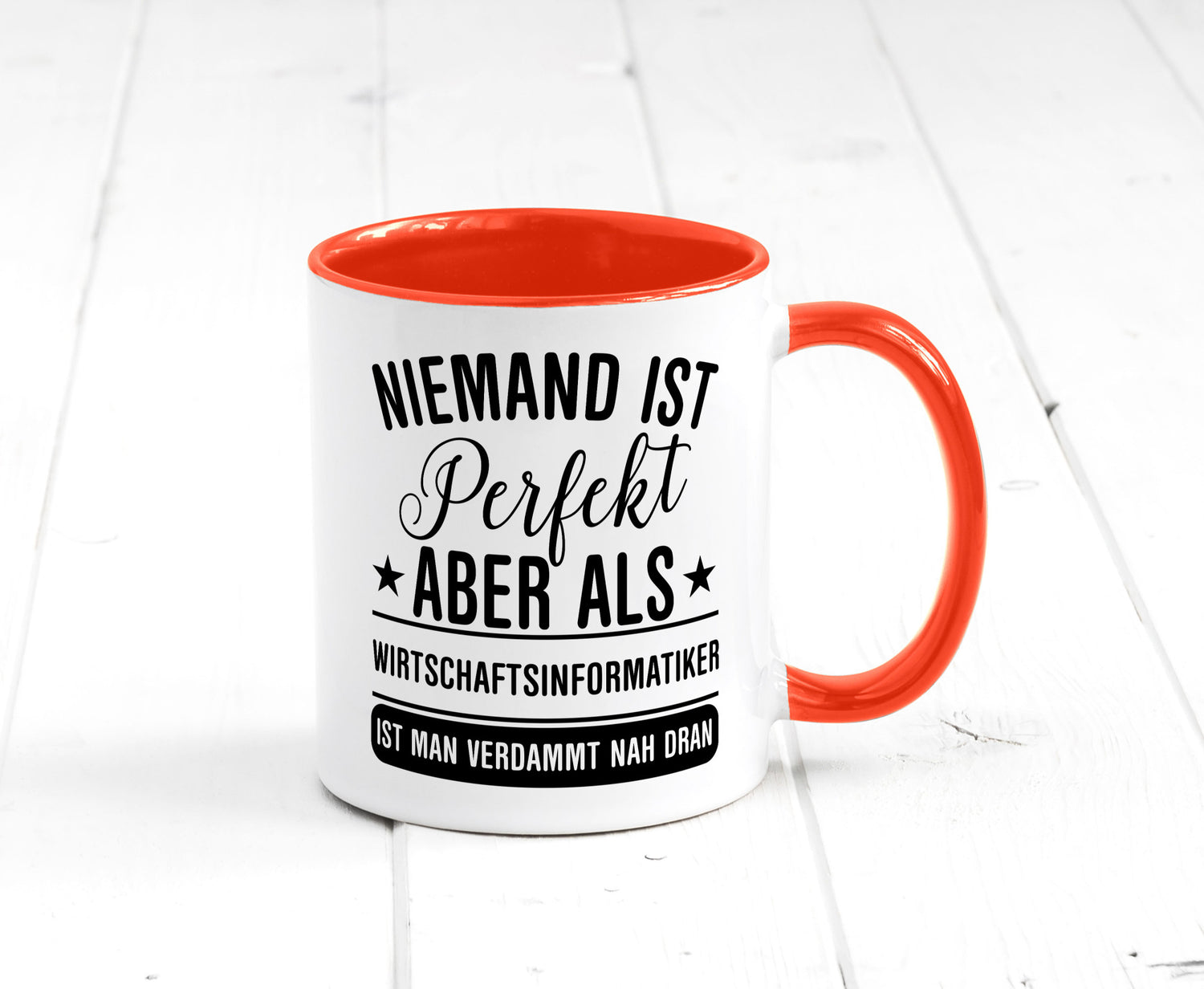 Verdammt nah dran: Wirtschaftsinformatiker | Informatik Humor Geschenkidee Tasse