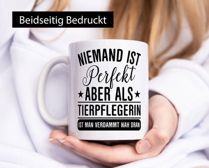 Verdammt nah dran: Tierpflegerin | Pflegeberuf Tierheim Geschenk Arbeit