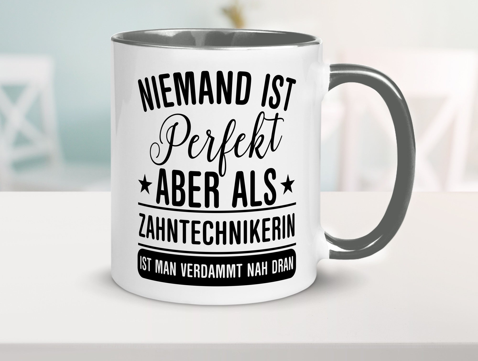 Verdammt nah dran: Zahntechnikerin | Zahnmedizin Humor Geschenkidee Tasse
