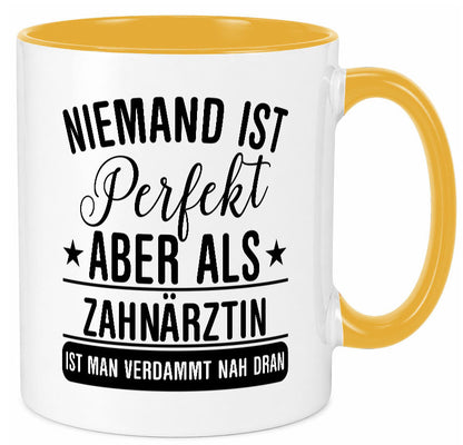 Verdammt nah dran: Zahnärztin | Zahnmedizin Beruf lustig Arbeit Kollegen Büro
