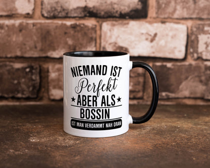 Verdammt nah dran: Bossin | Führungskraft Vorgesetzte Humor Geschenkidee Tasse