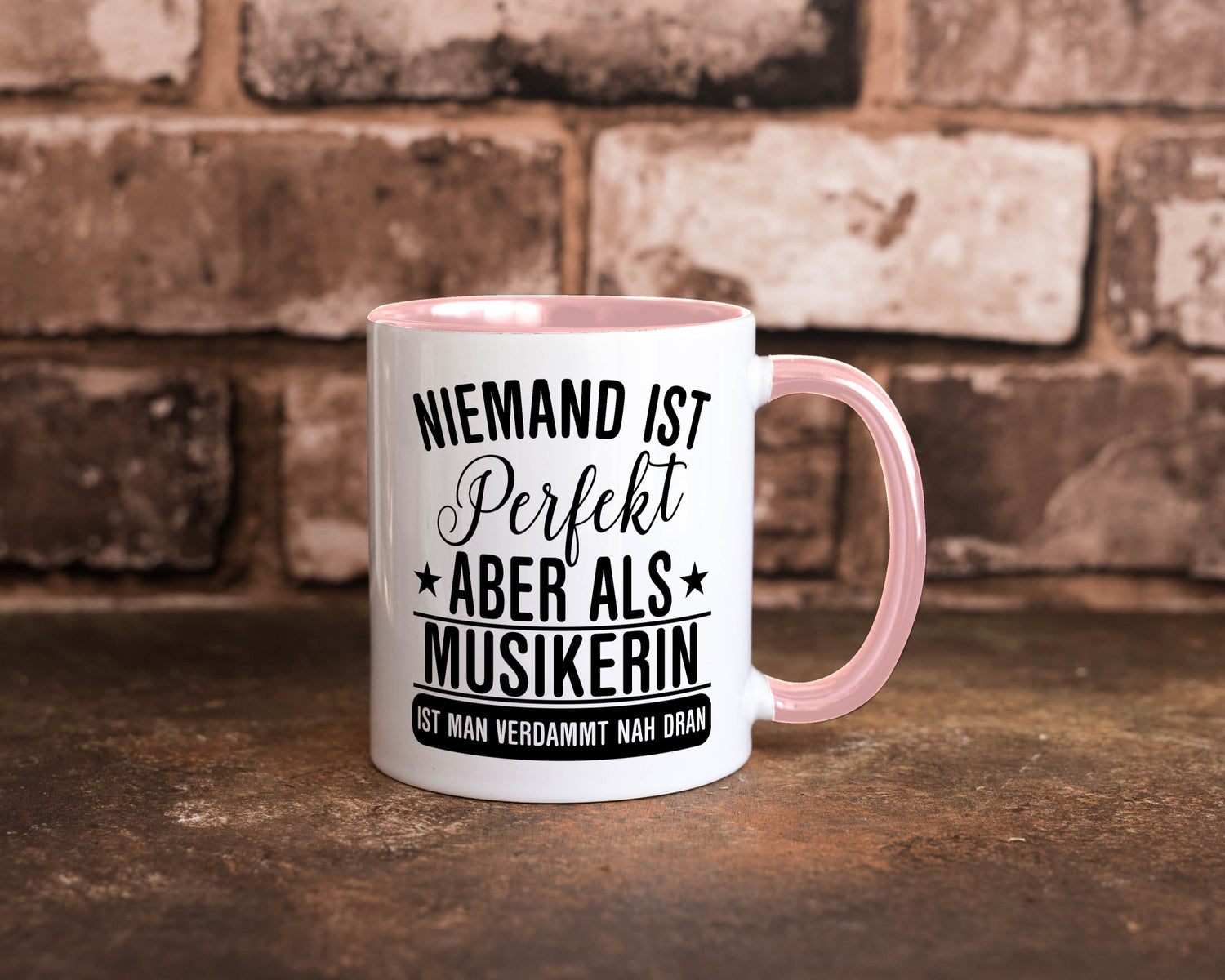 Verdammt nah dran: Musikerin | Musik Musikantin Geschenkidee Humor Tasse