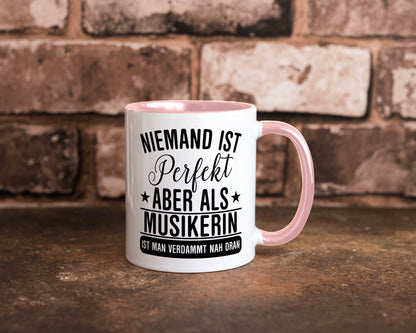 Verdammt nah dran: Musikerin | Musik Musikantin Geschenkidee Humor Tasse