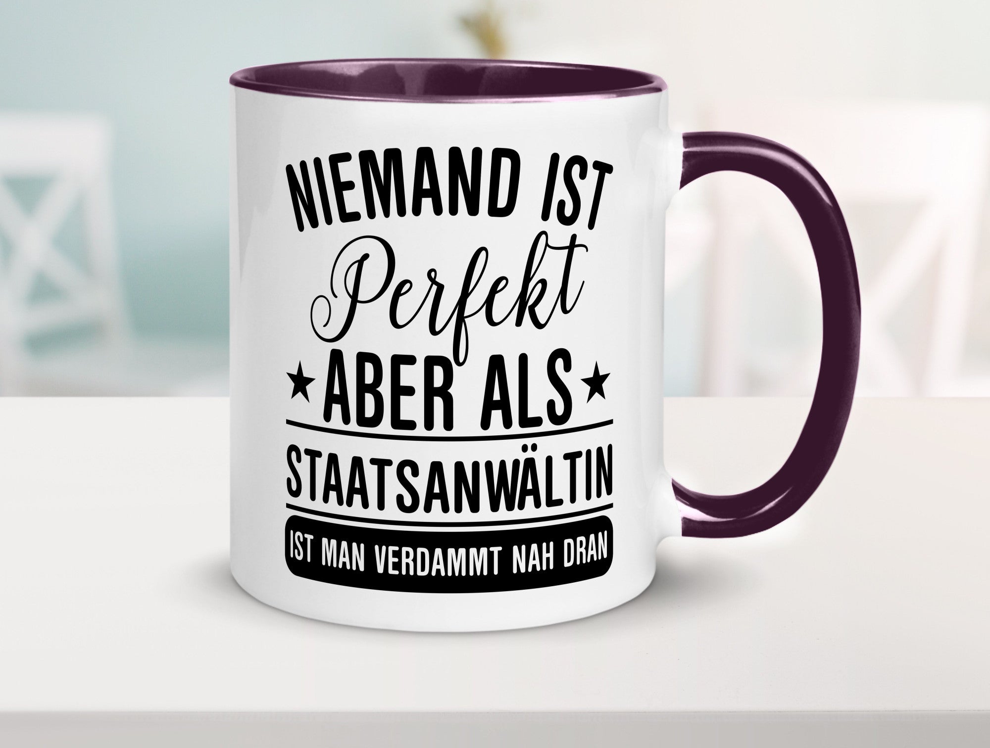 Verdammt nah dran: Staatsanwältin | Anwältin lustiger Spruch Geschenk Humor