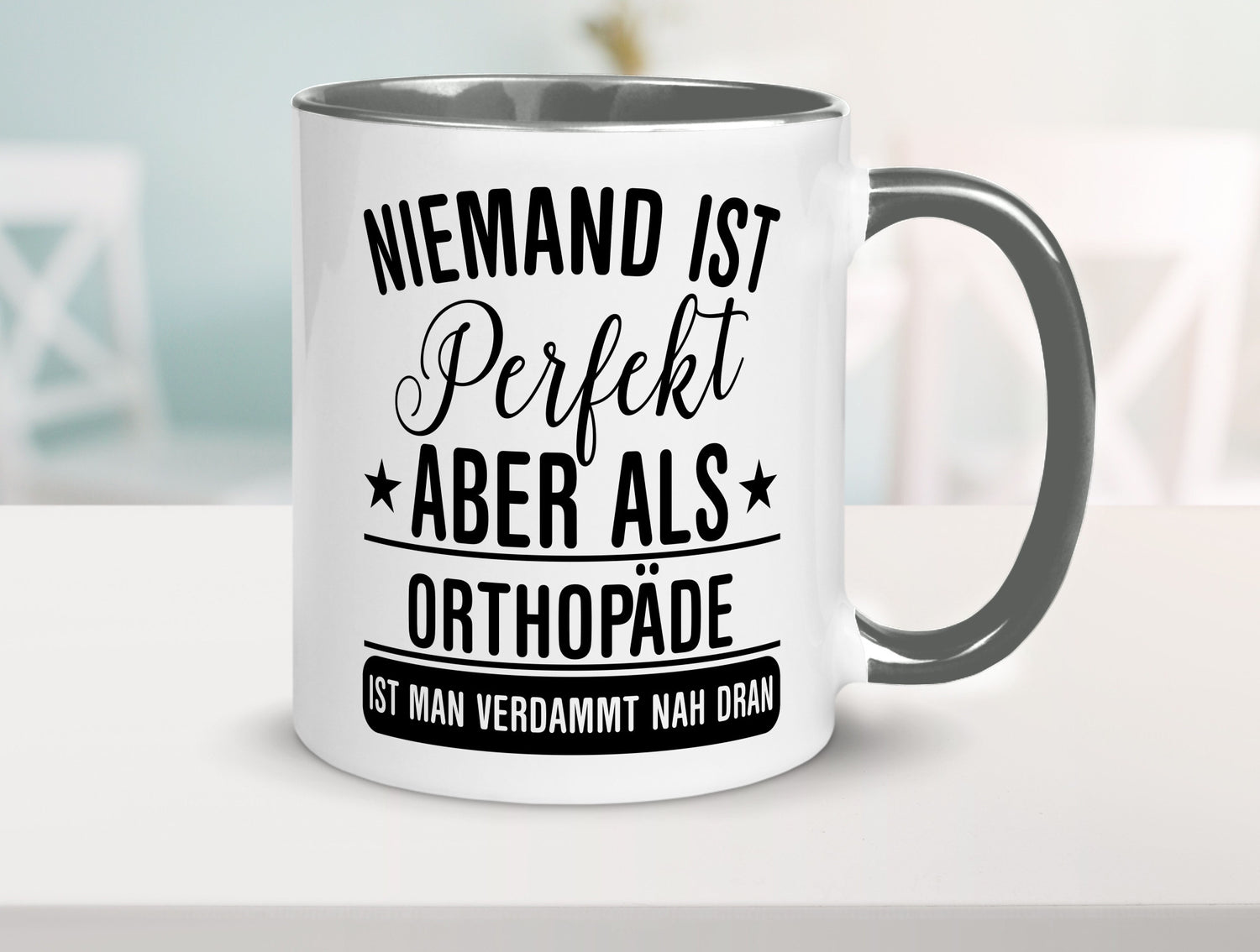 Verdammt nah dran: Orthopäde | Orthopädie Geschenkidee Humor Tasse