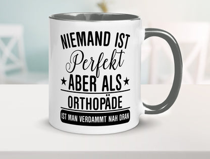 Verdammt nah dran: Orthopäde | Orthopädie Geschenkidee Humor Tasse