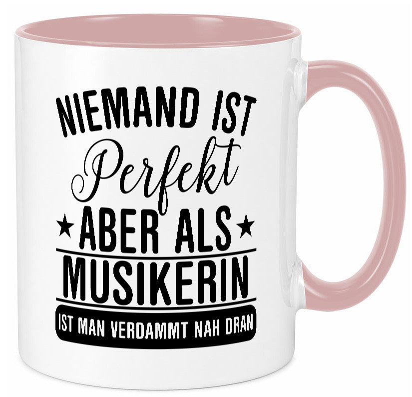 Verdammt nah dran: Musikerin | Musik Musikantin Geschenkidee Humor Tasse