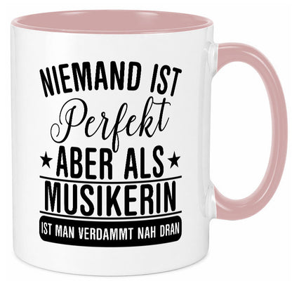 Verdammt nah dran: Musikerin | Musik Musikantin Geschenkidee Humor Tasse